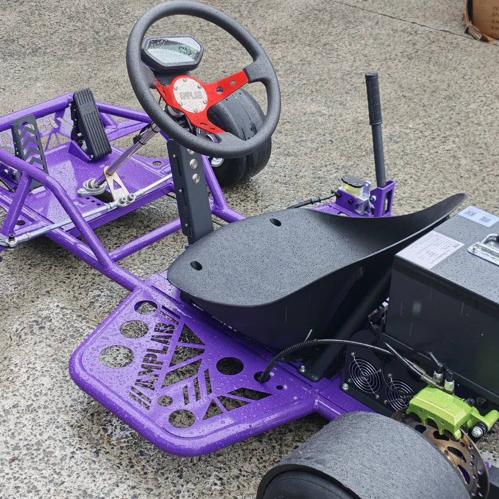 Moulded seat, racing wheel and AMPLAB floor pan